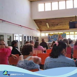 Grupo de pessoas apoiadas pela Cercipeniche em sessão informativa no CREAP com Zita Pinto.
