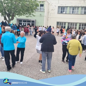 Foto grupo de pessoas apoiadas da Cercipeniche junto com grupo de idosos dançando