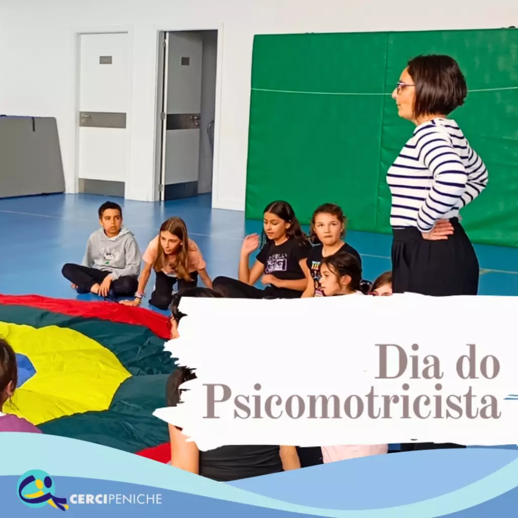 Foto colaboradora da Cercipeniche em atividade com alunos descobrindo a psicomotricidade