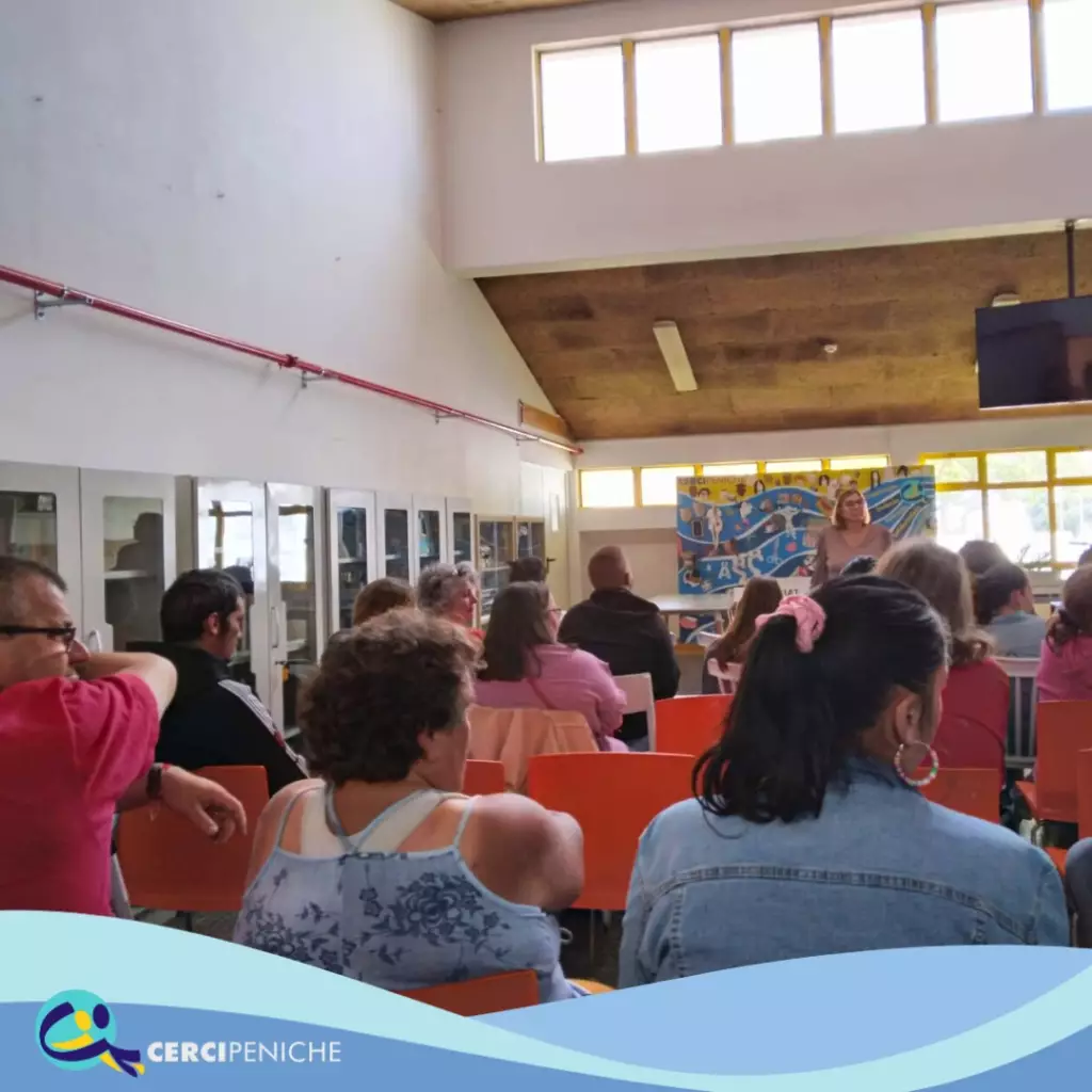 Grupo de pessoas apoiadas pela Cercipeniche em sessão informativa no CREAP com Zita Pinto.