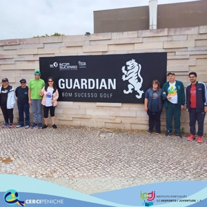 Grupo de pessoas apoiadas pela Cercipeniche em atividade de golfe junto ao Guardian Bom Sucesso. Logo, e elemento gráfico.