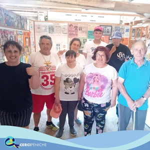 Grupo de pessoas apoiadas da Cercipeniche, junto ao senhor morador do bairro Visconde. Logotipos e elemento gráfico.