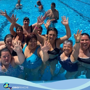 Grupo de pessoas apoiadas da Cercipeniche, junto com colaboradora em momento de férias tomando banho de piscina. Logotipos e elemento gráfico.