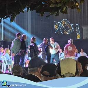 Foto Andreia Capataz junto ao palco com Presidente da junta da Atouguia da Baleia realizando uma homenagem Sr. Joel José Leal Filipe na festa de verão Atouguia da Baleia 2025. Elemento gráfico e logo.