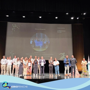 Foto com todos as pessoas em palco recebendo Menção Honrosa projeto “Todos Iguais”