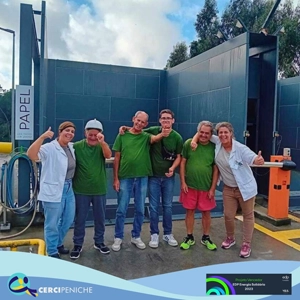 Grupo de pessoas apoiadas pela Cercipeniche e colaboradoras em a fabrica de reciclagem de papel.