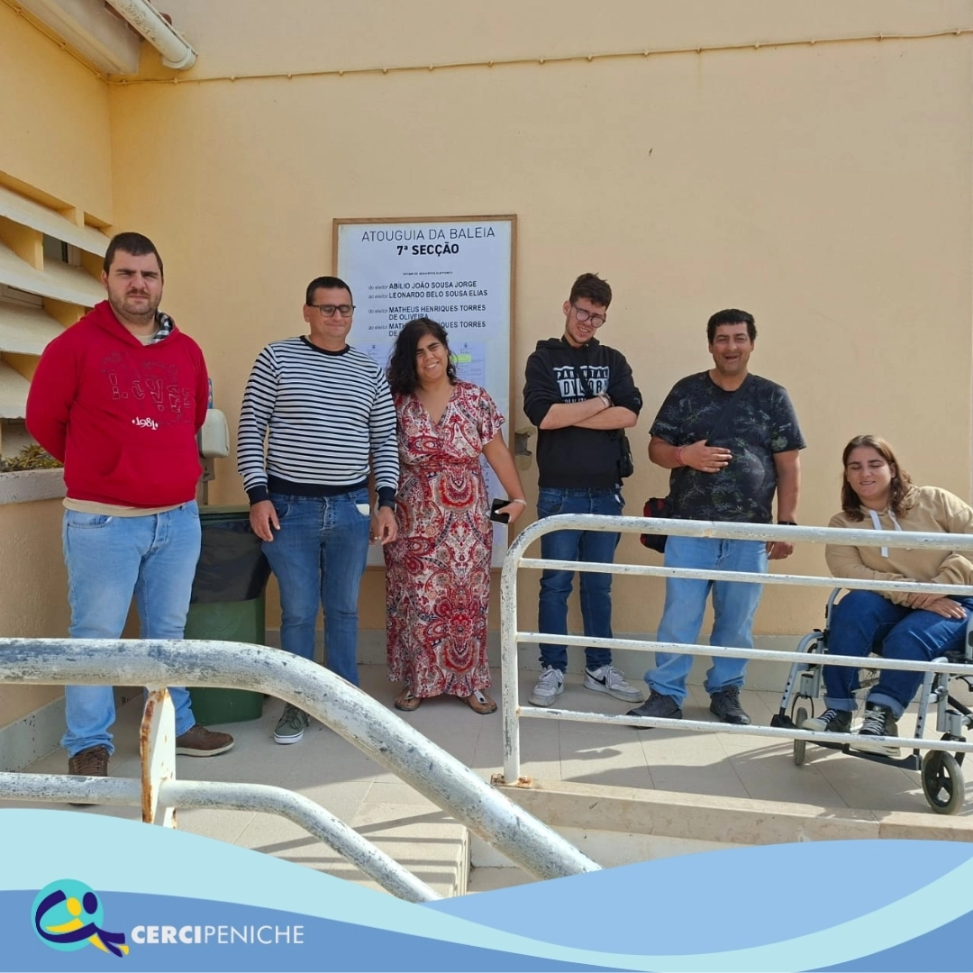 Grupo de pessoas apoiadas pela Cercipeniche exercendo o direito de voto