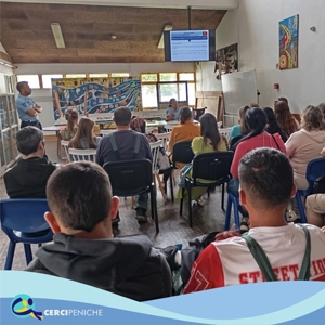 Grupo de pessoas apoiadas pela Cercipeniche em workshop realizado pela PSP sobre o consumo de álcool e estupefacientes, efeitos no organismo.