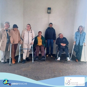 Fotos de grupo de pessoas apoiadas pela Cercipeniche em atividade do dia municipal para a igualdade. Utilizando vendas e cadeiras de rodas.