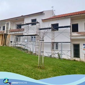 Fotos da fachada das instalações da Residências de Autonomização e Inclusão da Cercipeniche.