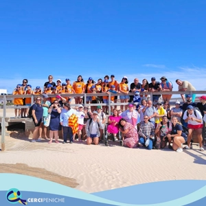 Foto grupos de pessoas apoiadas pela Cercipeniche, com colaboradores e filhos de agentes da PSP. Na colónia de ferias 2025. Em atividades na praia.