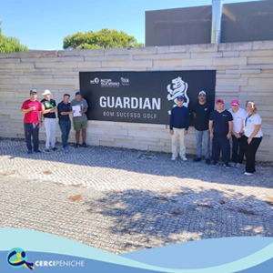 Grupo de pessoas apoiadas pela Cercipeniche com o treinador e colaboradora, em atividade de Golf no GUARDIAN BOM SUCESSO GOLFE.