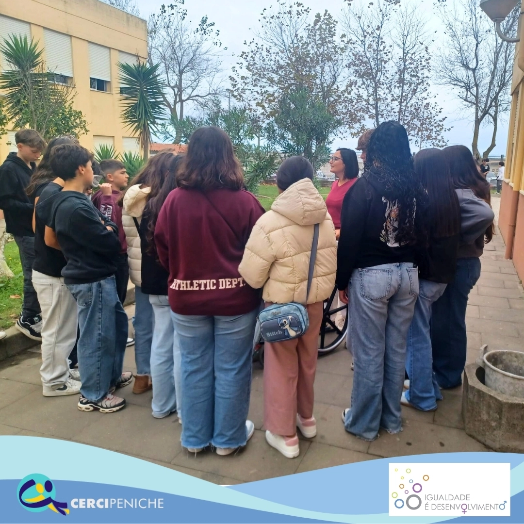 Foto grupo de alunos da Escola Básica 2+3 da Atouguia da Baleia e colaboradora da Cercipeniche em atividade do dia municipal da igualdade