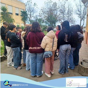 Foto grupo de alunos da Escola Básica 2+3 da Atouguia da Baleia e colaboradora da Cercipeniche em atividade do dia municipal da igualdade