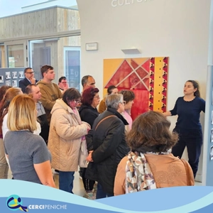 Foto de pessoas apoiadas pela Cercipeniche em exposição Especificidades do Olhar de Cheila Peças