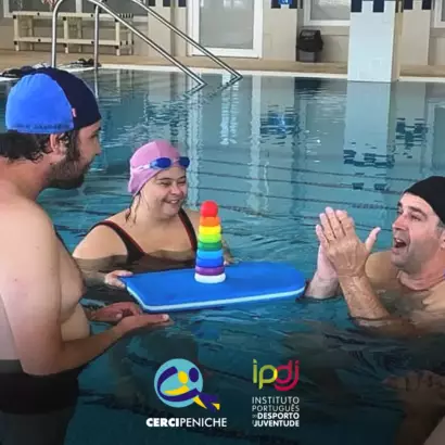 Pessoas apoiadas pela Cercipeniche em atividade aquática, uma das modalidades que o projeto Aqua + promove. Logo Cercipeniche