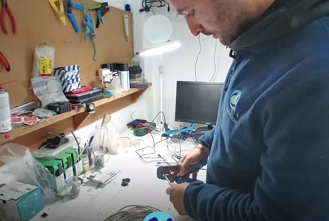 Coloborador da Cercipeniche em contexto de trabalho. Logo da Cercipeniche.