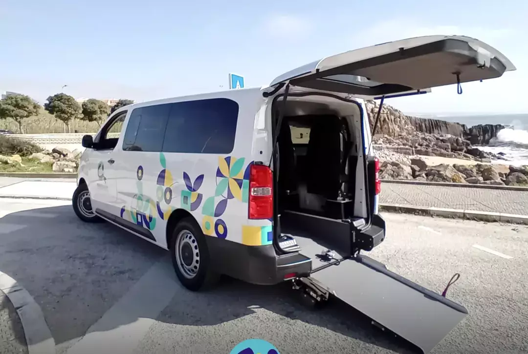 Foto da nova carrinha elétrica adaptada da Cercipeniche. Logo da Cercipeniche