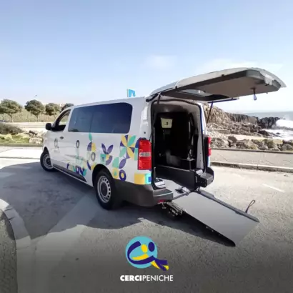 Foto da nova carrinha elétrica adaptada da Cercipeniche. Logo da Cercipeniche