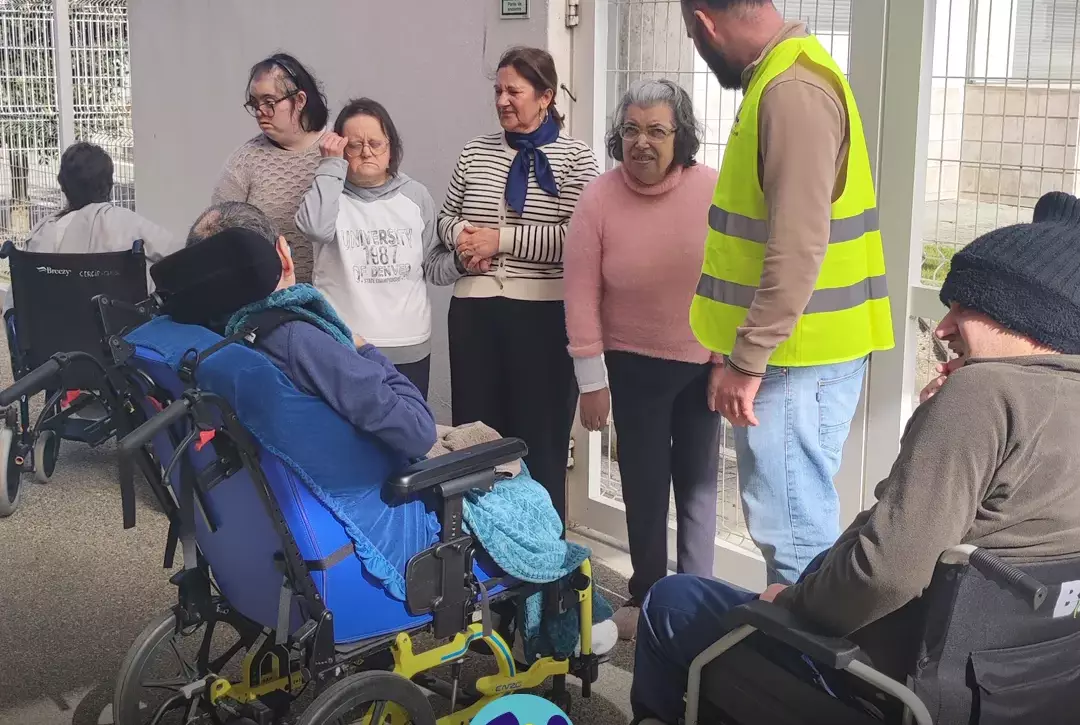 Simulacro no Lar Residencial. Colaboradores e pessoas apoiadas pela Cercipeniche no ponto de encontro. Logo da Cercipeniche