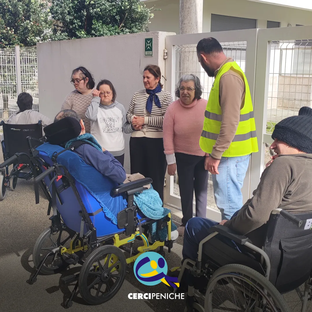 Simulacro no Lar Residencial. Colaboradores e pessoas apoiadas pela Cercipeniche no ponto de encontro. Logo da Cercipeniche