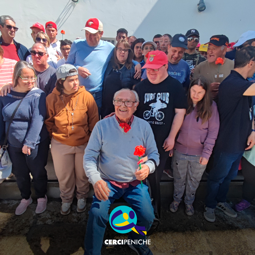 Foto de grupo com pessoas apoiadas pela Cercipeniche e o ex-preso político José Tavares Marcelino. Logo da Cercipeniche.