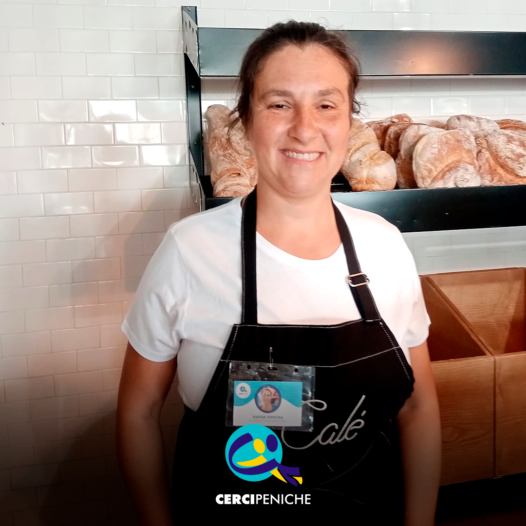 Pessoa apoiada pela Cercipeniche no seu local de trabalho. Logo da Cercipeniche