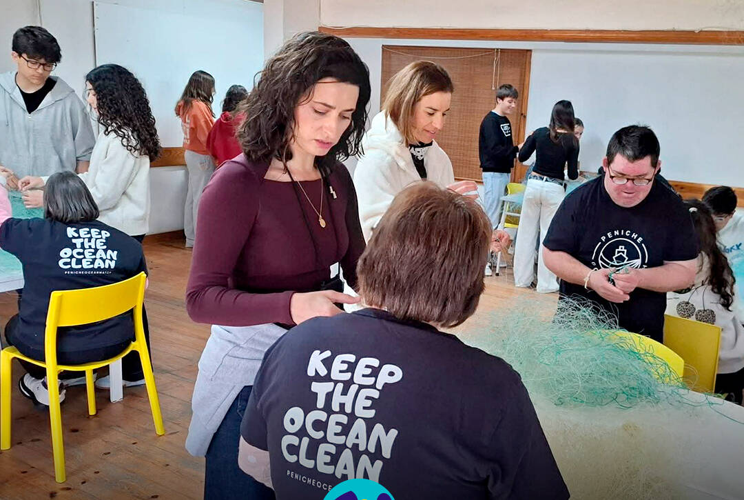 Pessoas apoiadas pela Cercipeniche e estudantes a trabalhar nas redes. Logótipo da Cercipeniche.