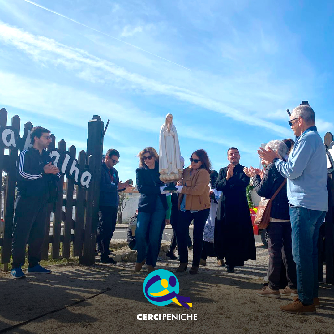 Imagem da N. Sra. de Fátima a ser transportada por duas colaboradoras da Cercipeniche, num momento de emoção. Logo da Cercipeniche.