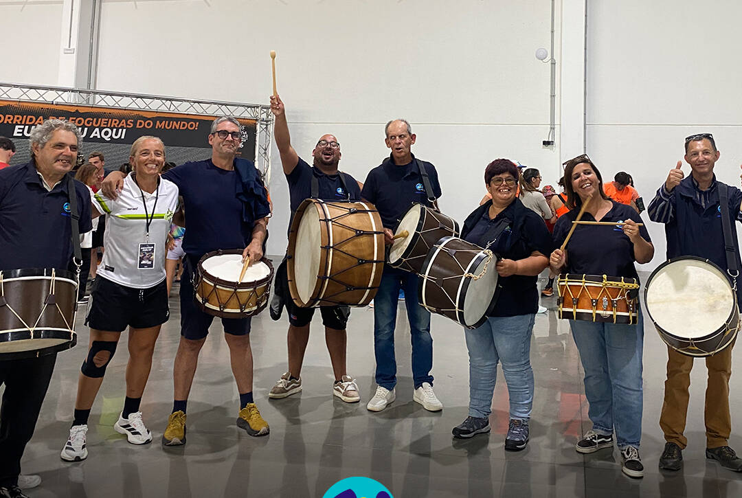 Grupo de Bombos da Cercipeniche antes do arranque da Corrida das Fogueiras. Logo da Cercipeniche.