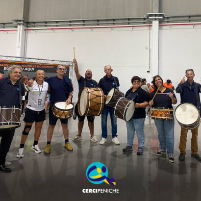 Grupo de Bombos da Cercipeniche antes do arranque da Corrida das Fogueiras. Logo da Cercipeniche.