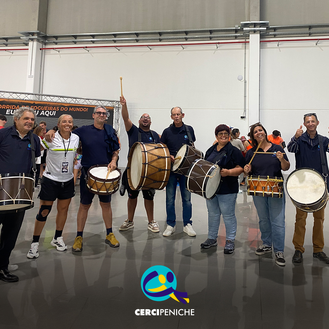 Grupo de Bombos da Cercipeniche antes do arranque da Corrida das Fogueiras. Logo da Cercipeniche.