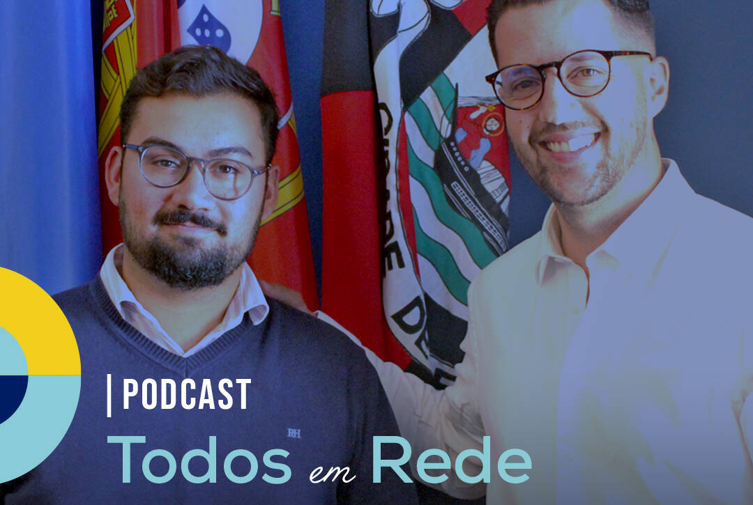 Christian Silva e Filipe Sales posam, lado a lado, para a imagem de divulgação do primeiro episódio do podcast "Todos em Rede". Projeto financiado pelo Instituto para os Direitos das Pessoas com Deficiência. Logo da Cercipeniche.
