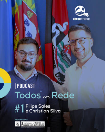 Christian Silva e Filipe Sales posam, lado a lado, para a imagem de divulgação do primeiro episódio do podcast "Todos em Rede". Projeto financiado pelo Instituto para os Direitos das Pessoas com Deficiência. Logo da Cercipeniche.