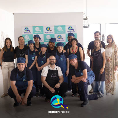 Foto de grupo com as pessoas apoiadas que colaboraram no serviço de catering do Sunset Pirilampo Mágico, com o acompanhamento e apoio da equipa da Vivá Vida Eventos. Logo da Cercipeniche.