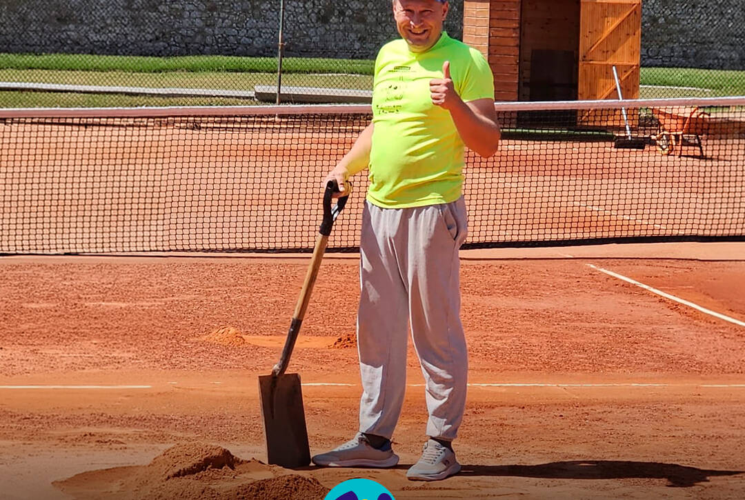 Anatoliy durante a sua Atividade Socialmente Útil no Clube de Ténis de Peniche, assinalando com entusiasmo esta nova etapa. Logo da Cercipeniche.