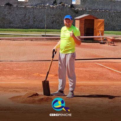Anatoliy durante a sua Atividade Socialmente Útil no Clube de Ténis de Peniche, assinalando com entusiasmo esta nova etapa. Logo da Cercipeniche.