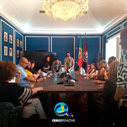 Representantes de diferentes entidades reunidos para a assinatura do Protocolo do Plano Nacional das Artes, reforçando a colaboração entre instituições do concelho. Logótipo da Cercipeniche.