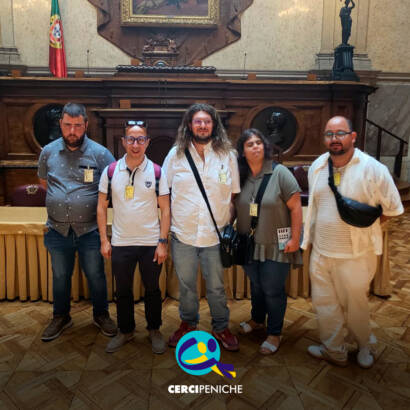 Os nosso jovens no Parlamento durante a visita à Assembleia da República. Logo da Cercipeniche.