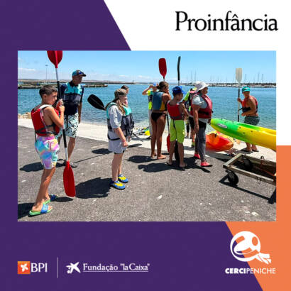 Crianças e pessoas apoiadas pela Cercipeniche participam juntas numa atividade de canoagem. Logo da Cercipeniche.