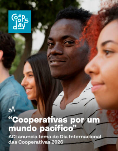 Cartaz do Dia Internacional das Cooperativas 2026, subordinado ao tema "Cooperativas por um mundo pacífico", ilustrado com um grupo de pessoas que representam a diversidade, a cooperação e a inclusão.