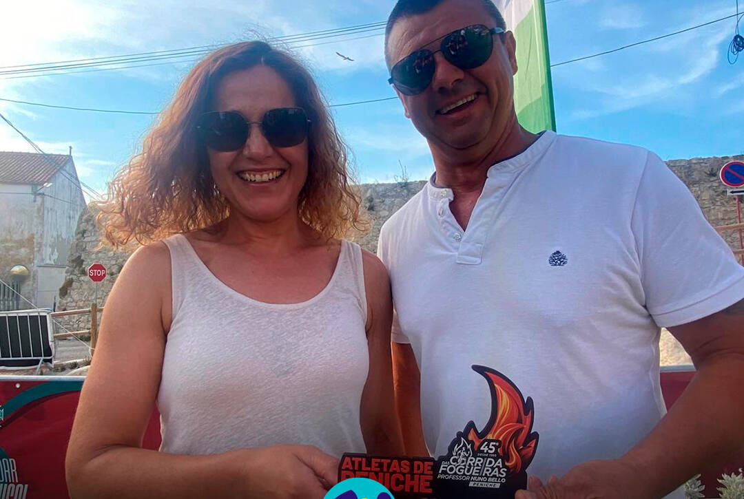 Alberto e Rosário seguram o troféu conquistado na Corrida das Fogueiras. Logo da Cercipeniche.
