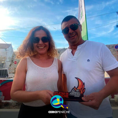 Alberto e Rosário seguram o troféu conquistado na Corrida das Fogueiras. Logo da Cercipeniche.