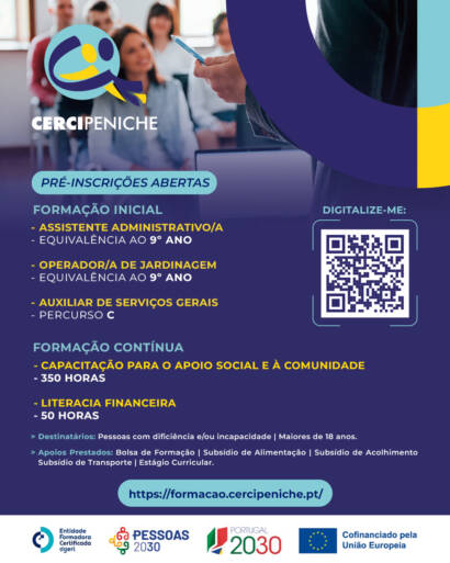 Flyer com o título "Pré-inscrições abertas" para a oferta formativa. Cursos de Formação Inicial: Assistente Administrativo/a (equivalência ao 9.º ano), Operador/a de Jardinagem (equivalência ao 9.º ano) e Auxiliar de Serviços Gerais (Percurso C). Inclui também cursos de Formação Contínua: Capacitação para o Apoio Social e à Comunidade (350 horas) e Literacia Financeira (50 horas). Destina-se a pessoas com deficiência e/ou incapacidade, maiores de 18 anos, com apoios como bolsa de formação, subsídios de alimentação, acolhimento e transporte, e estágio curricular. O cartaz contém um código QR e o endereço formacao.cercipeniche.pt para pré-inscrições. Ao fundo surgem os logótipos da DGERT, Pessoas 2030, Portugal 2030 e União Europeia. Logo da Cercipeniche.