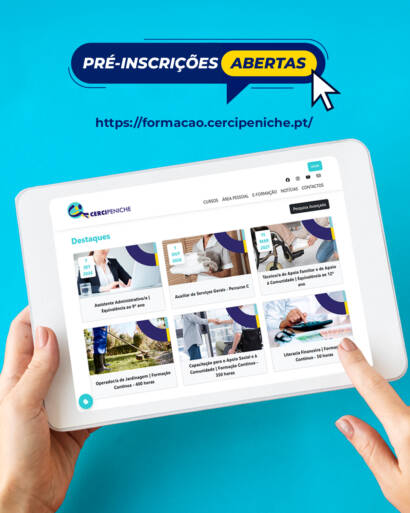 No topo da imagem destaca-se a mensagem “Pré-inscrições Abertas” e o endereço da plataforma de formação. Ao centro, uma pessoa segura um tablet onde é visível a página da oferta formativa da Cercipeniche, com diferentes cursos disponíveis para consulta e inscrição. O fundo é azul-turquesa e a composição utiliza as cores e elementos gráficos da identidade visual da Cercipeniche.