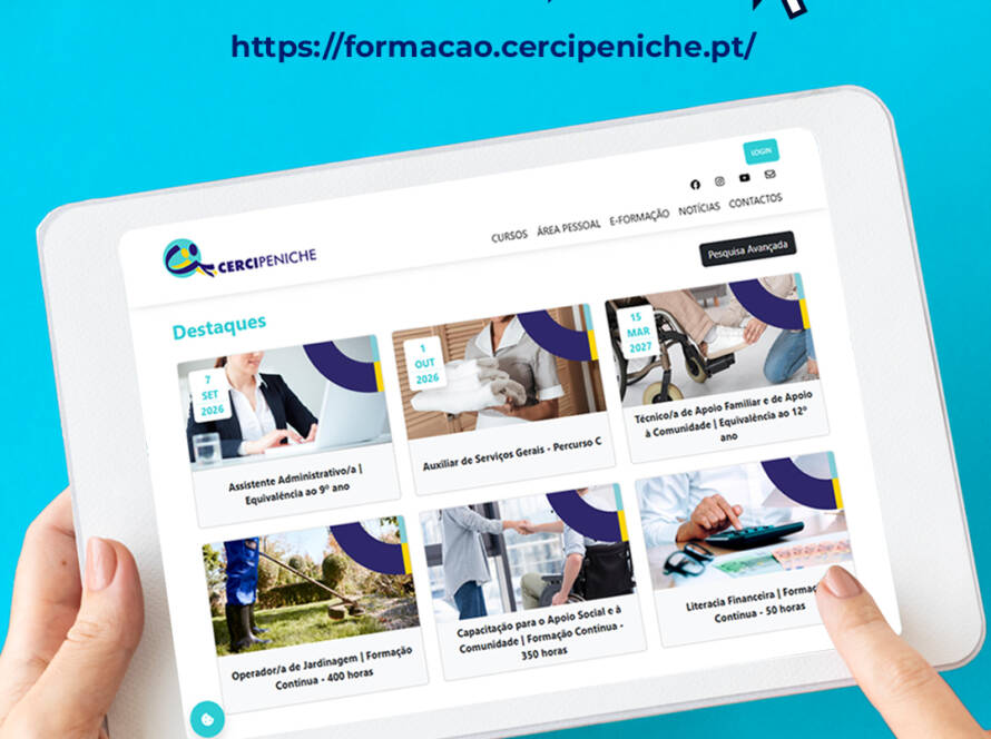 No topo da imagem destaca-se a mensagem “Pré-inscrições Abertas” e o endereço da plataforma de formação. Ao centro, uma pessoa segura um tablet onde é visível a página da oferta formativa da Cercipeniche, com diferentes cursos disponíveis para consulta e inscrição. O fundo é azul-turquesa e a composição utiliza as cores e elementos gráficos da identidade visual da Cercipeniche.
