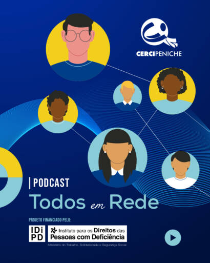Imagem do podcast "Todos em Rede" da Cercipeniche. Sobre um fundo azul-escuro, surgem seis ilustrações de pessoas representadas em círculos de diferentes tamanhos, ligadas entre si por linhas brancas, simbolizando uma rede de ligação entre pessoas. No canto superior direito está o logótipo da Cercipeniche. Na parte inferior esquerda lê-se "Podcast Todos em Rede" e, por baixo, a indicação de que o projeto é financiado pelo Instituto para os Direitos das Pessoas com Deficiência (IDiPD), do Ministério do Trabalho, Solidariedade e Segurança Social. No canto inferior direito encontra-se um ícone de reprodução (play) azul claro.
