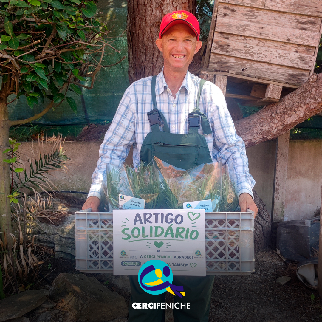 Pessoa apoiada pela Cercipeniche a mostrar as caixas com as alfazemas para entrega na Agriloja de Peniche. Logo da Cercipeniche.