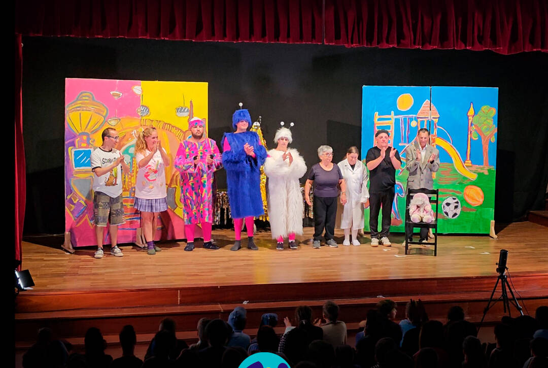 No final do espetáculo, o elenco reúne-se em palco para agradecer o caloroso aplauso do público. Logo da Cercipeniche.