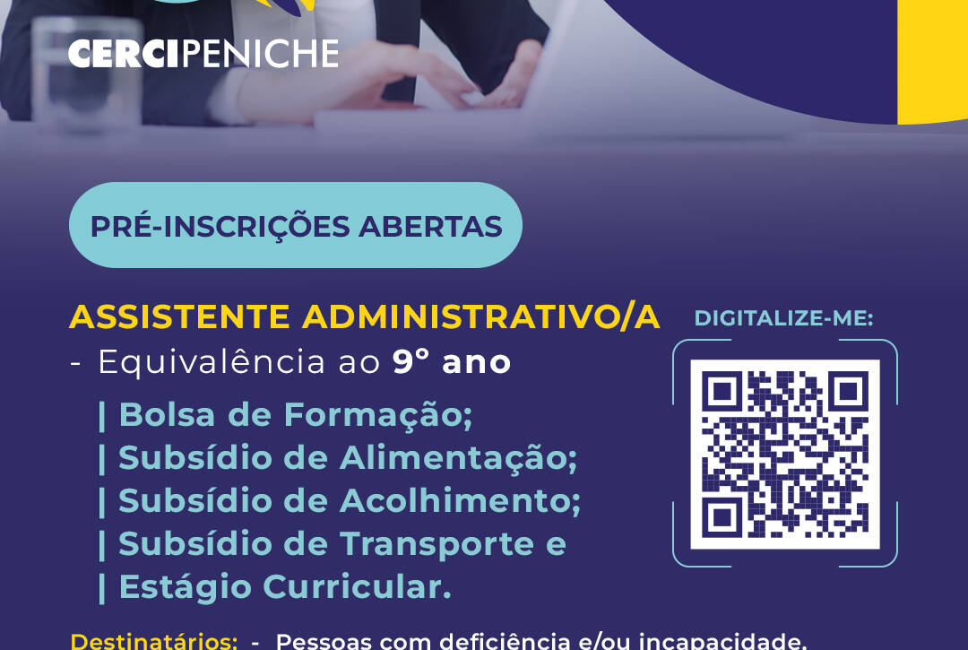 Cartaz de divulgação da formação de Assistente Administrativo/a da Cercipeniche. Na parte superior, vê-se uma pessoa sentada a uma secretária, num contexto de trabalho administrativo. Sobre a imagem estão o logótipo da Cercipeniche e elementos gráficos nas cores azul, amarelo e azul-turquesa. Abaixo, sobre fundo azul-escuro, estão indicadas as informações da formação, os apoios disponíveis, os destinatários e um código QR para pré-inscrição. Na parte inferior encontram-se os logótipos da entidade formadora certificada DGERT, Pessoas 2030, Portugal 2030 e União Europeia. O cartaz indica que a formação tem equivalência ao 9.º ano.